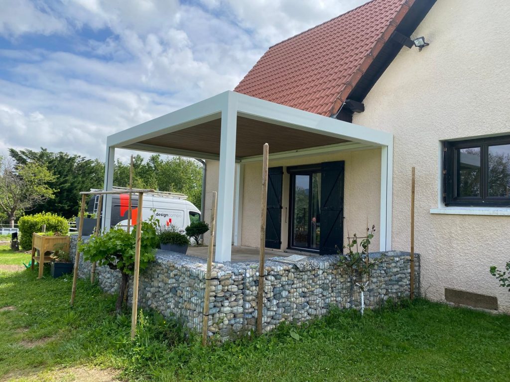 Pose d'une pergola bioclimatique Winsol à Roanne