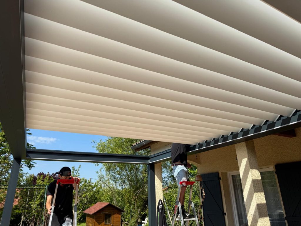 Vue d'ensemble d'une pergola aluminium moderne intégrée harmonieusement à une maison individuelle.