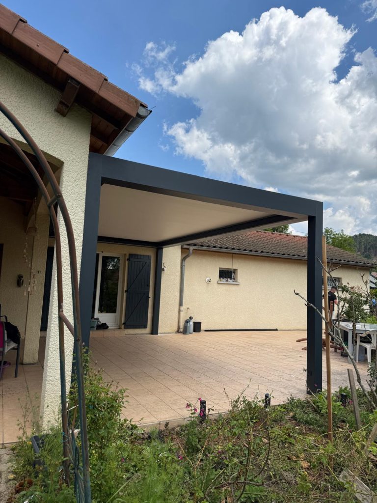 Installation d'une pergola bioclimatique Menuinova avec lames orientables pour profiter de l'extérieur toute l'année.