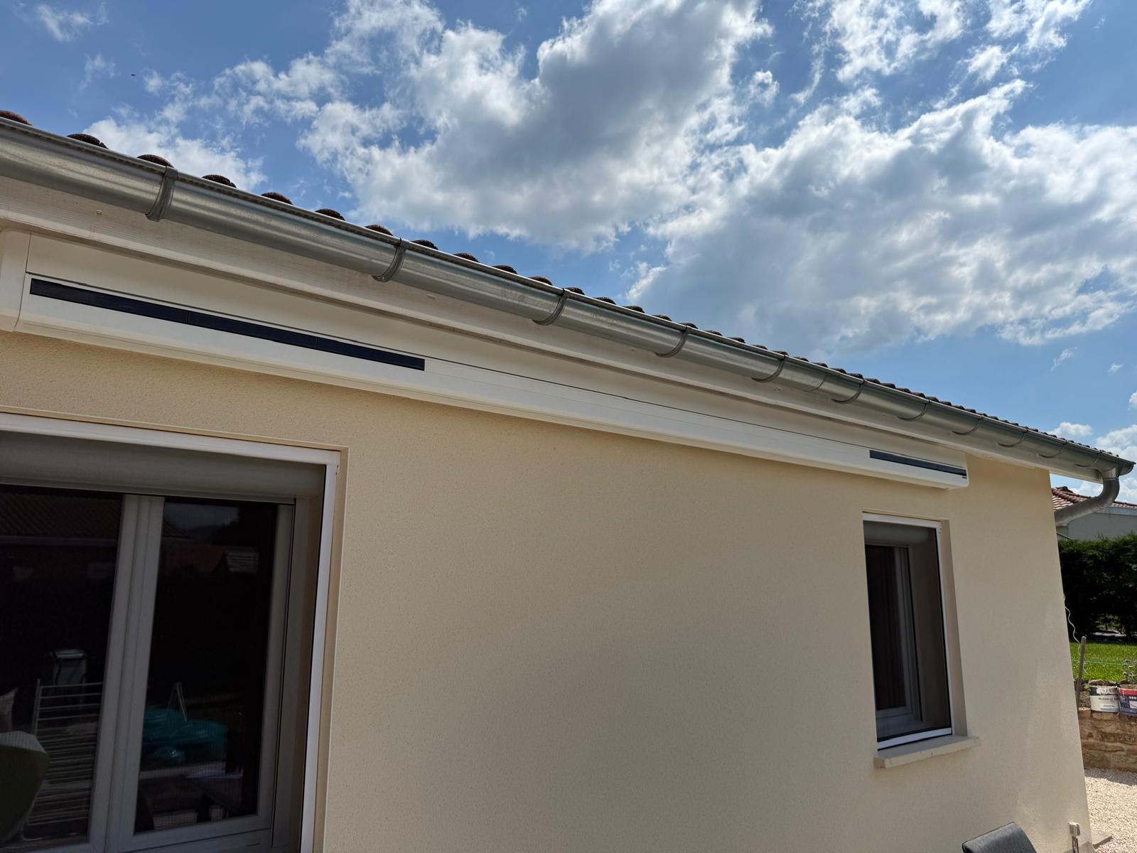 Terrasse équipée d’un store banne moderne pour créer un espace extérieur agréable et protégé du soleil.
