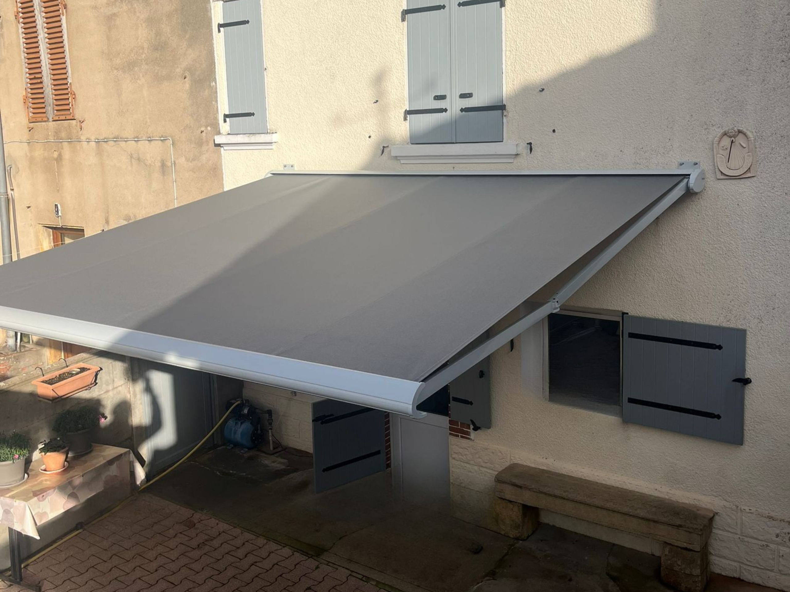 Réalisation : Installation d’un store banne dans le 71