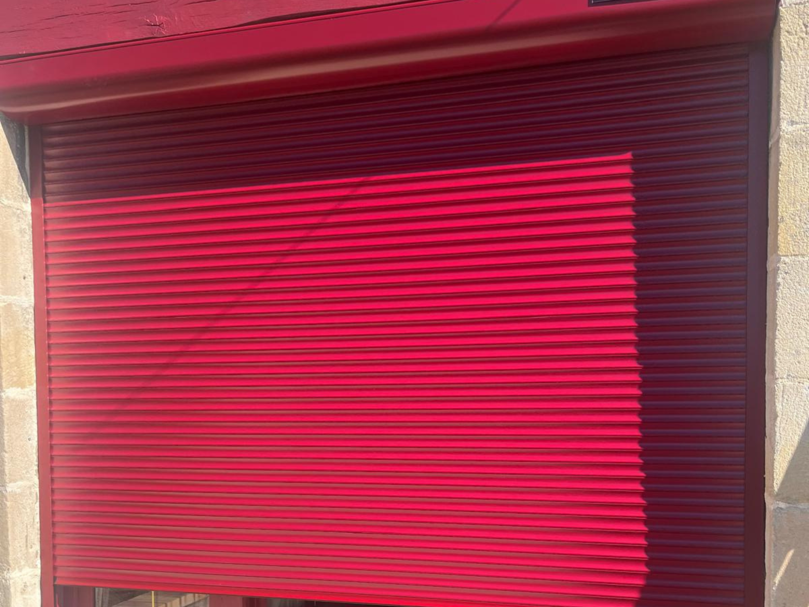 Réalisation : Volet roulant rouge sur mesure à Roanne