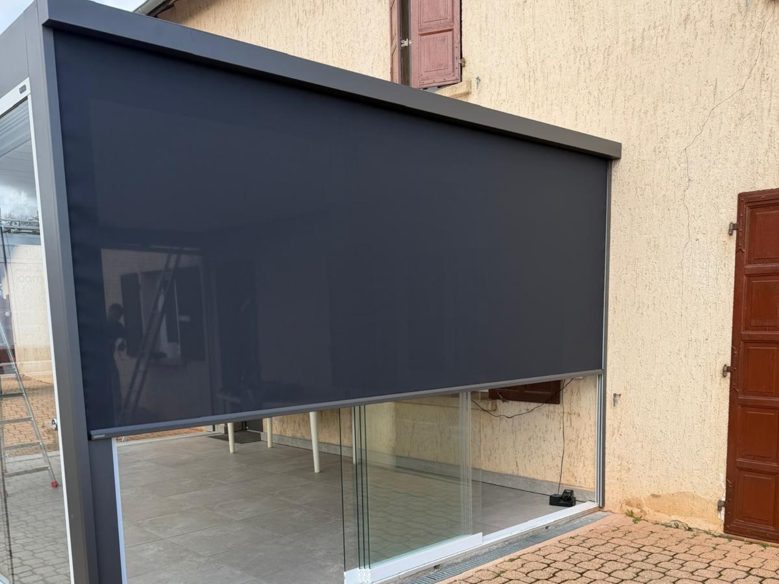 Réalisation : Store anti-chaleur pergola Winsol – Installation à Renaison