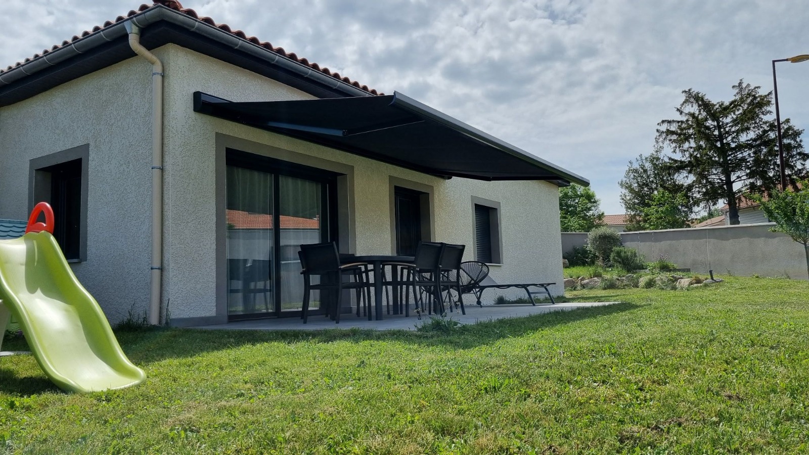 Store banne installé - Menuinova à Roanne - Store banne Roanne