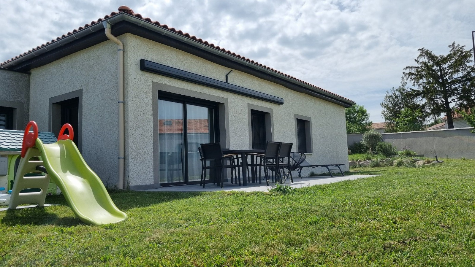 Roanne et les store banne de Menuinova - Installé par menuinova - À roanne