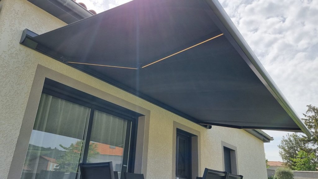 Store banne aluminium installé sur une maison à Roanne